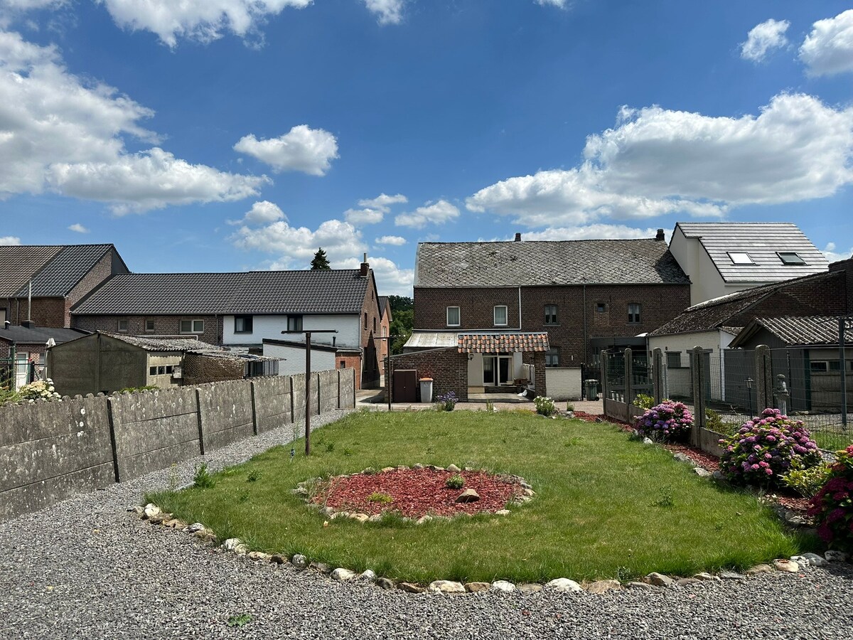 Charmant Leut : te renoveren woning met 3 slaapkamers, terras, tuin, garage, berging. 