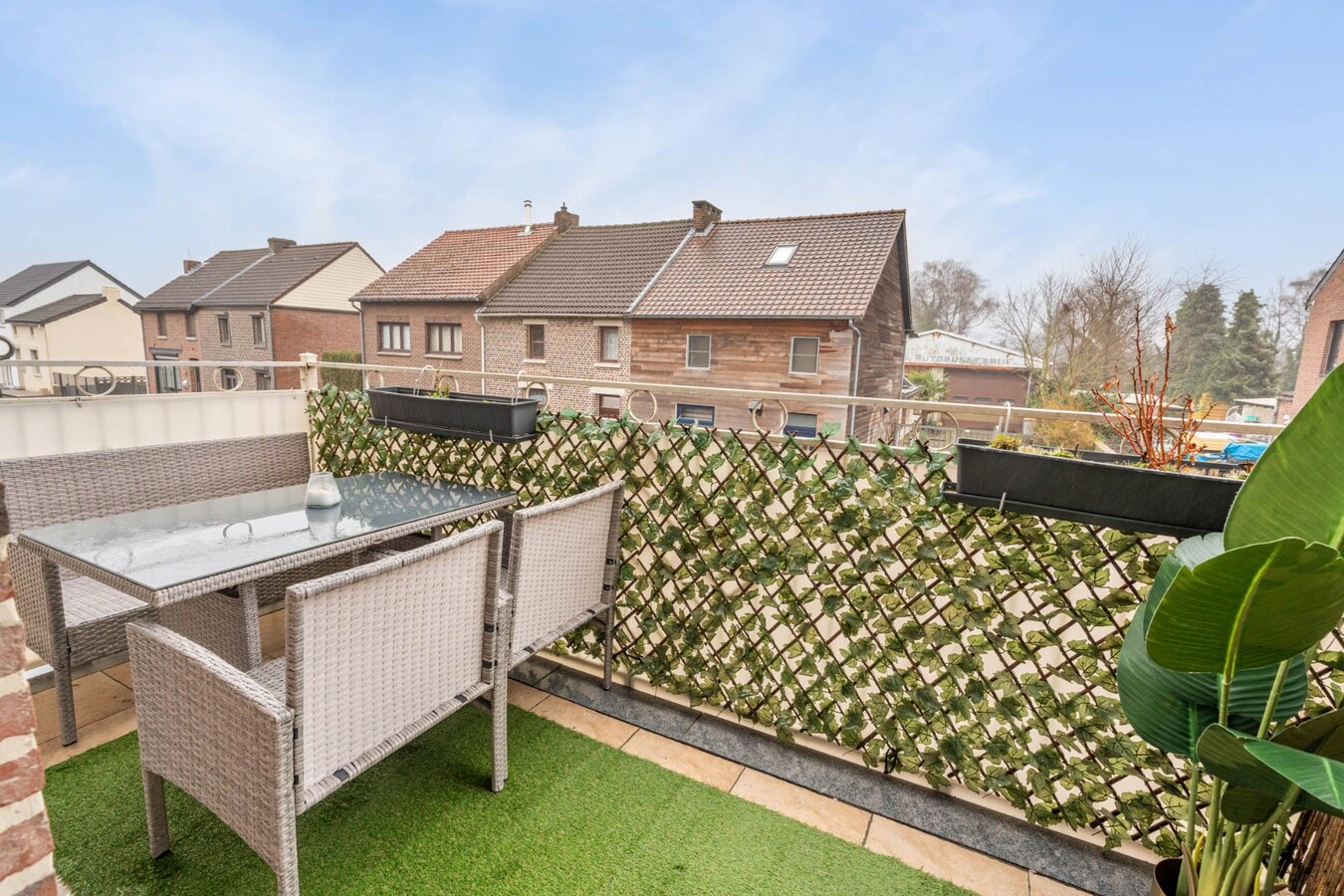 Ruim energiezuinig duplexappartement (146 m²) -  kwaliteitslabel B -  3 slaapkamers, terras en private buitenparking. 