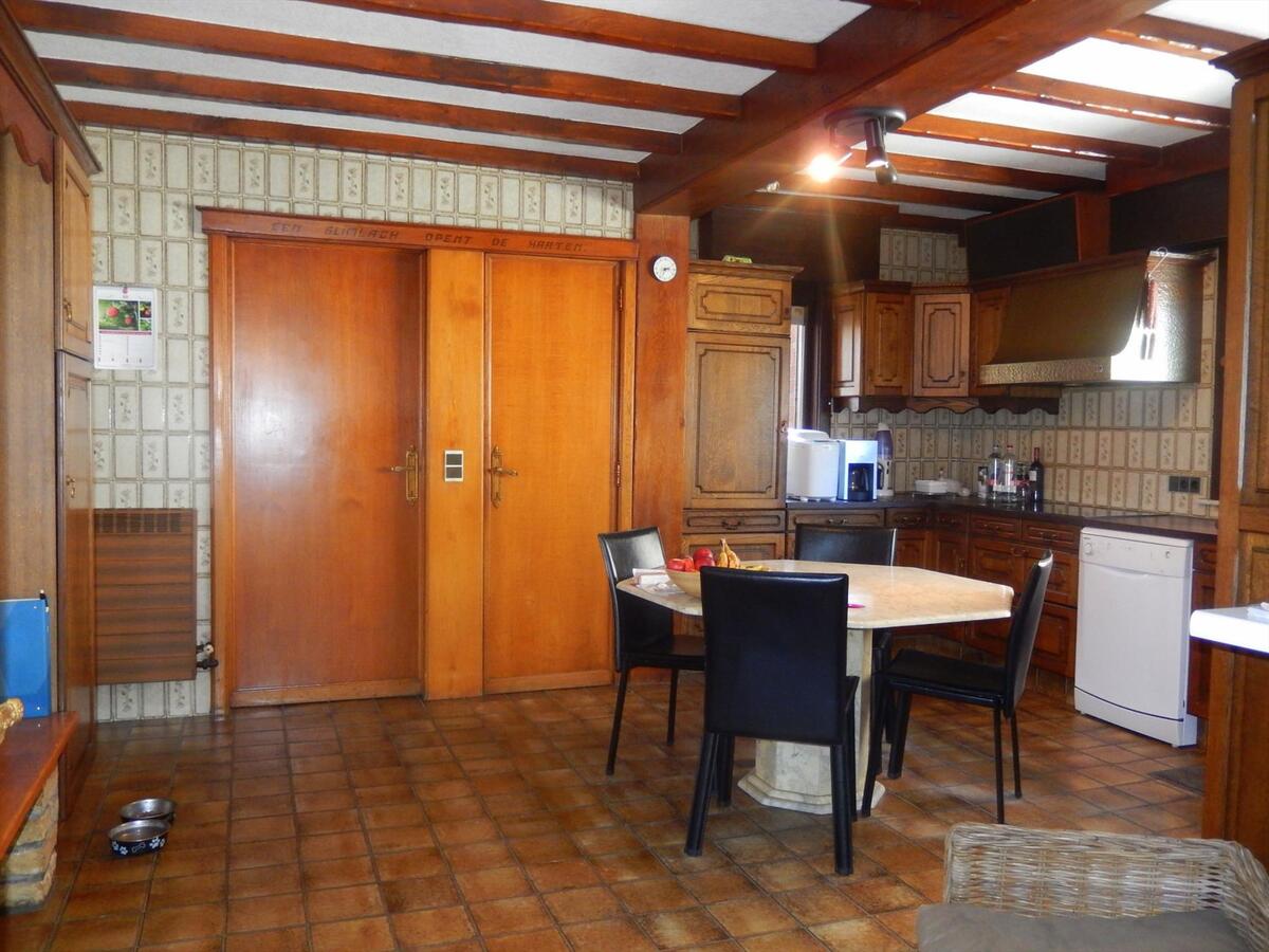 Instapklare woning met grote opslagplaats en 3 garages 