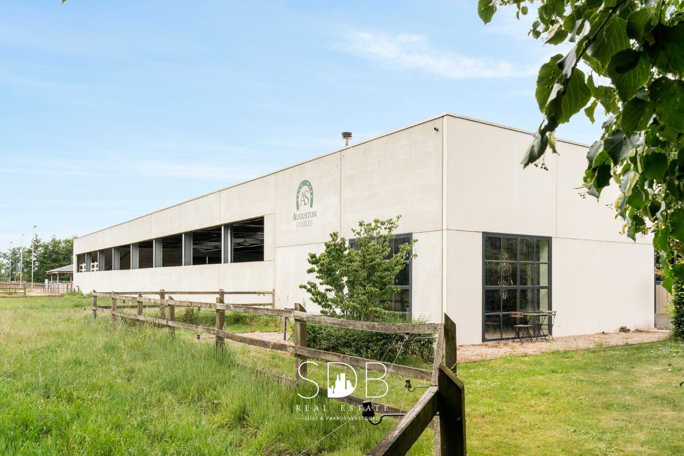 Prachtige villa met hippische accommodatie en graslanden +/-  23 ha 