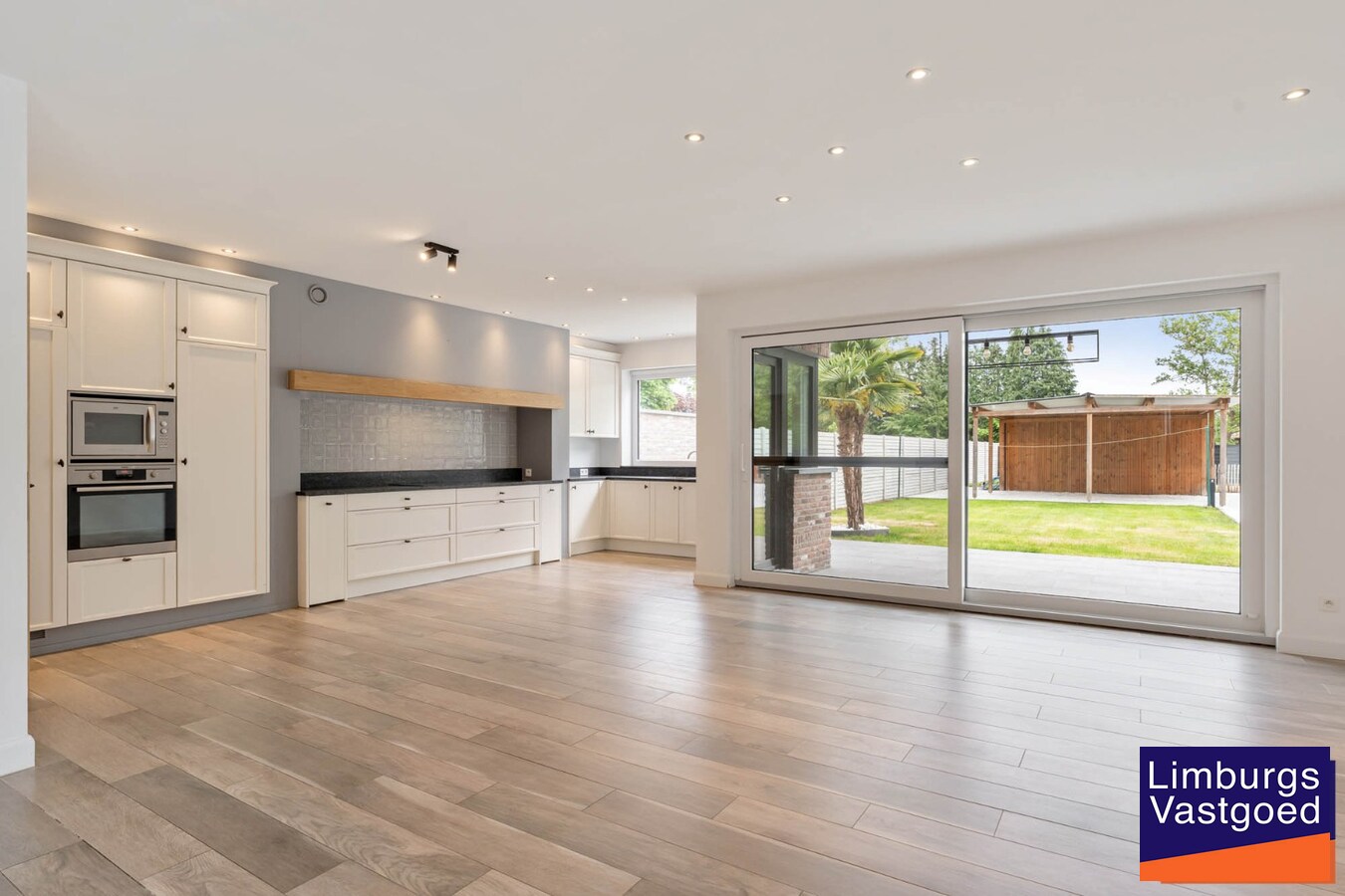 Exclusieve gezinswoning, 283m², 5 slpk, praktijkruimte op toplocatie 