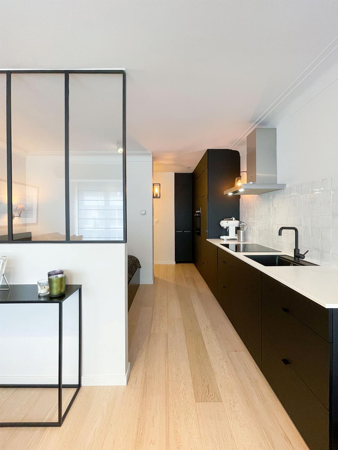 Gerenoveerde designstudio met slaaphoek centraal gelegen op de Kustlaan 