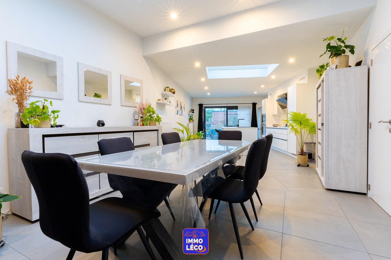 Maison entièrement rénovée avec beaux volumes, terrasse et jardin. 