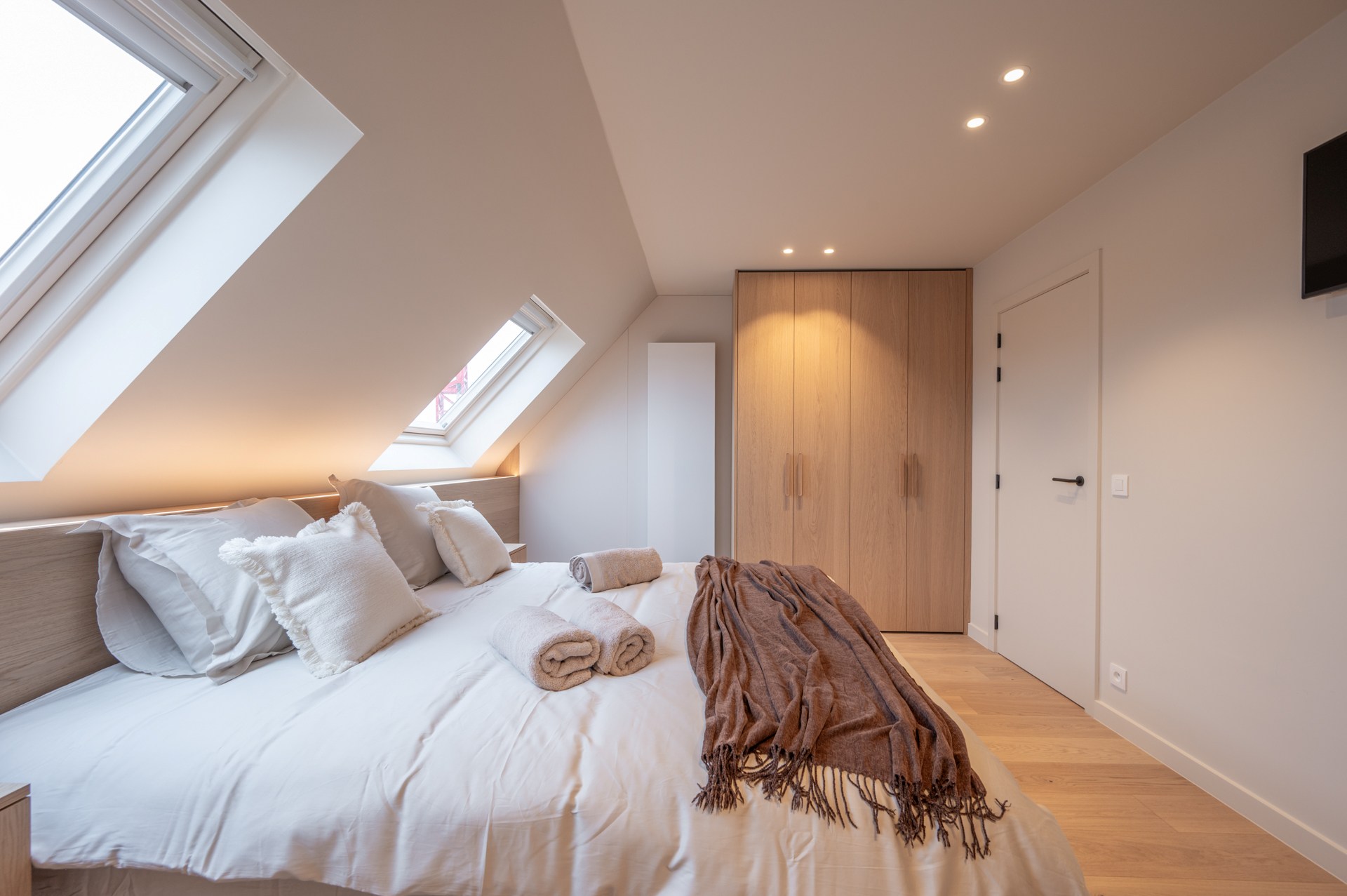 Appartement en duplex spacieux et rénové, orienté plein sud, situé dans un emplacement exceptionnel sur la Lippenslaan. 