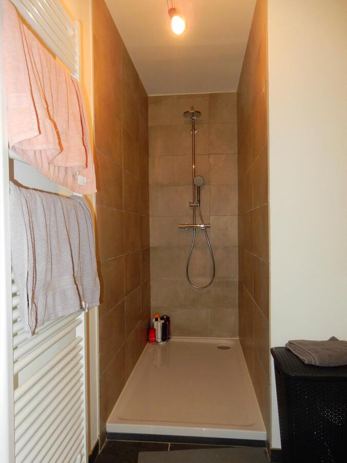 Vernieuwd appartement met 2 slaapkamers 