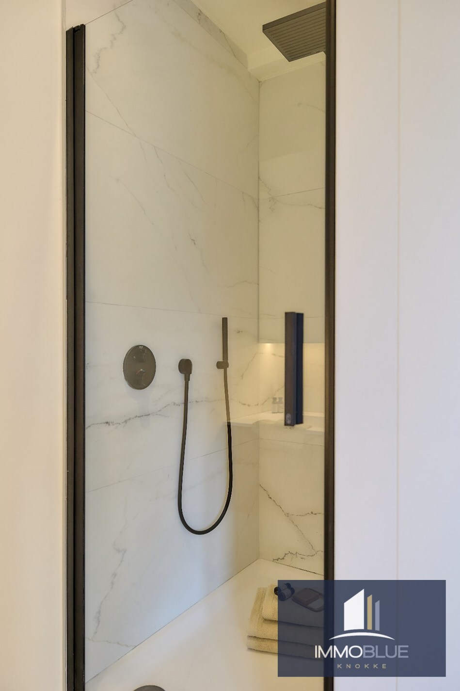 Appartement spacieux, entièrement rénové, avec quatre chambres et vue latérale sur la mer, situé à proximité de la Place Van Bunnen. 