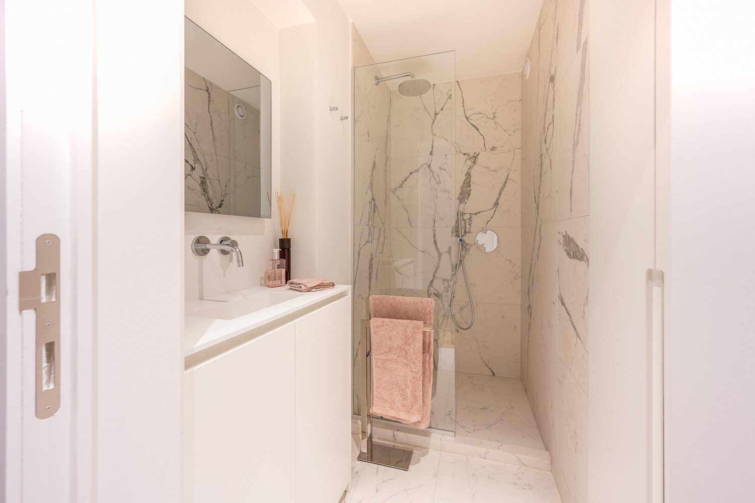 Volledig en stijlvol gerenoveerd 2 slaapkamerappartement met ruim TERRAS nabij de Dumortierlaan gelegen. 