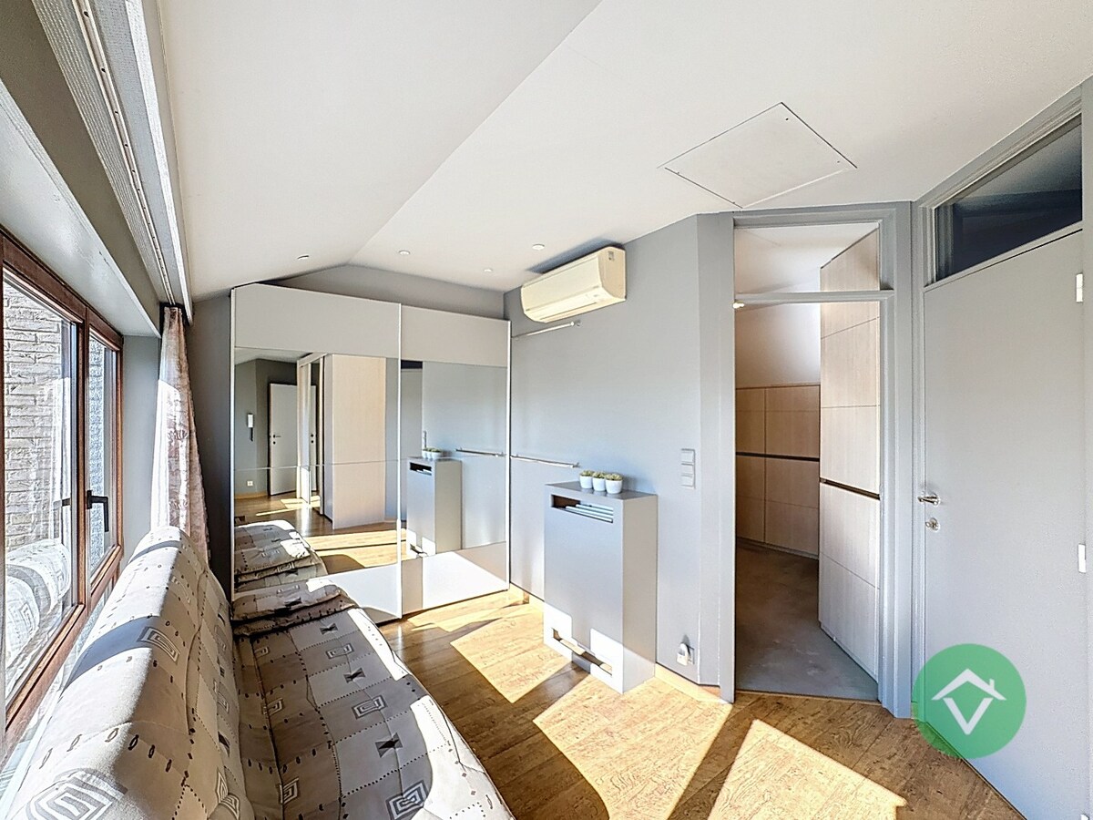 Deze instapklare handelswoning is gelegen in het centrum op een commerciële topligging op de markt van Koekelare 