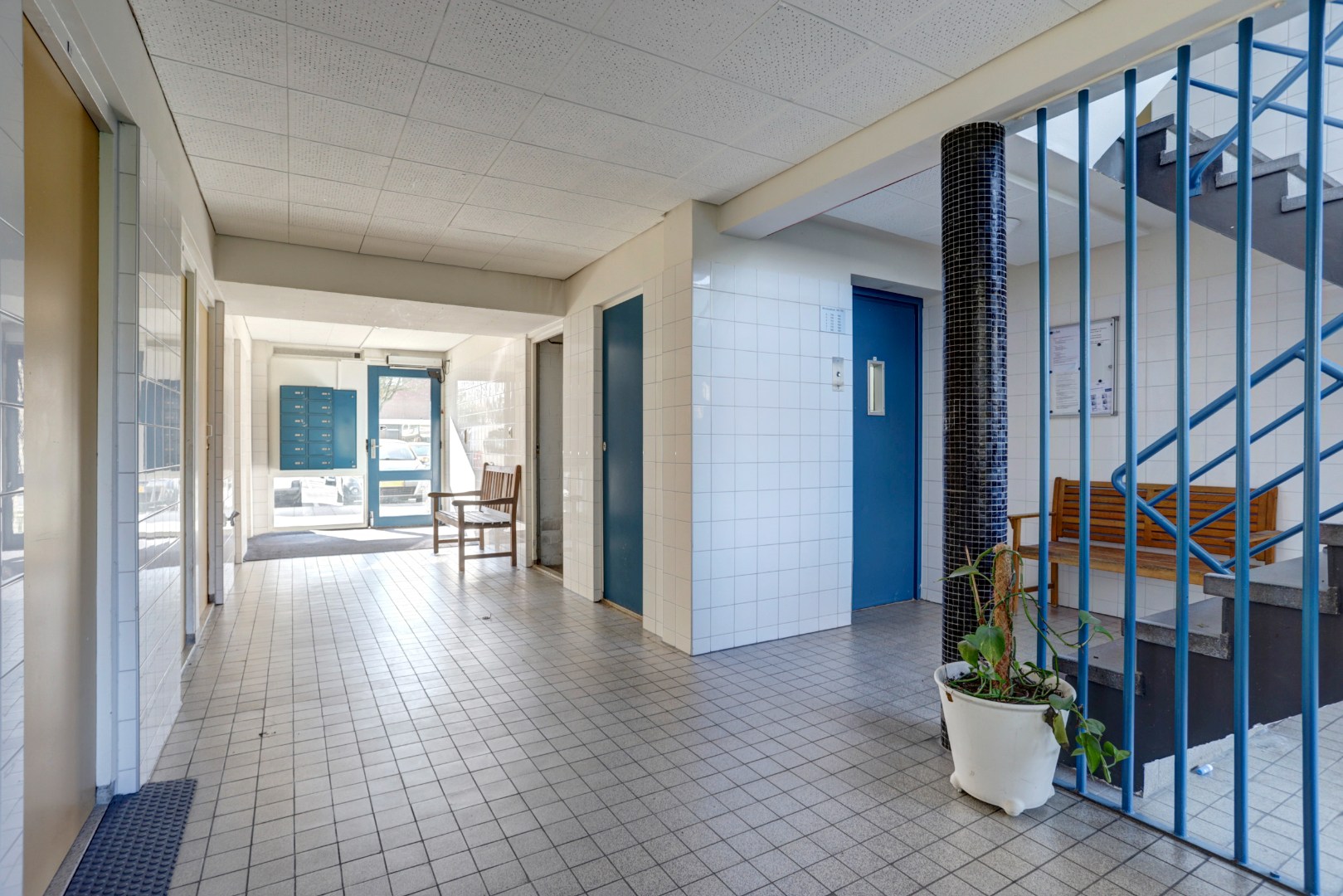 Dit 3 (voorheen 4) kamer appartement is helemaal naar eigen smaak te realiseren met 2 slaapkamers (3e slaapkamer is gemakkelijk te realiseren), 3 balkons, berging in de onderbouw en gelegen op eigen g 