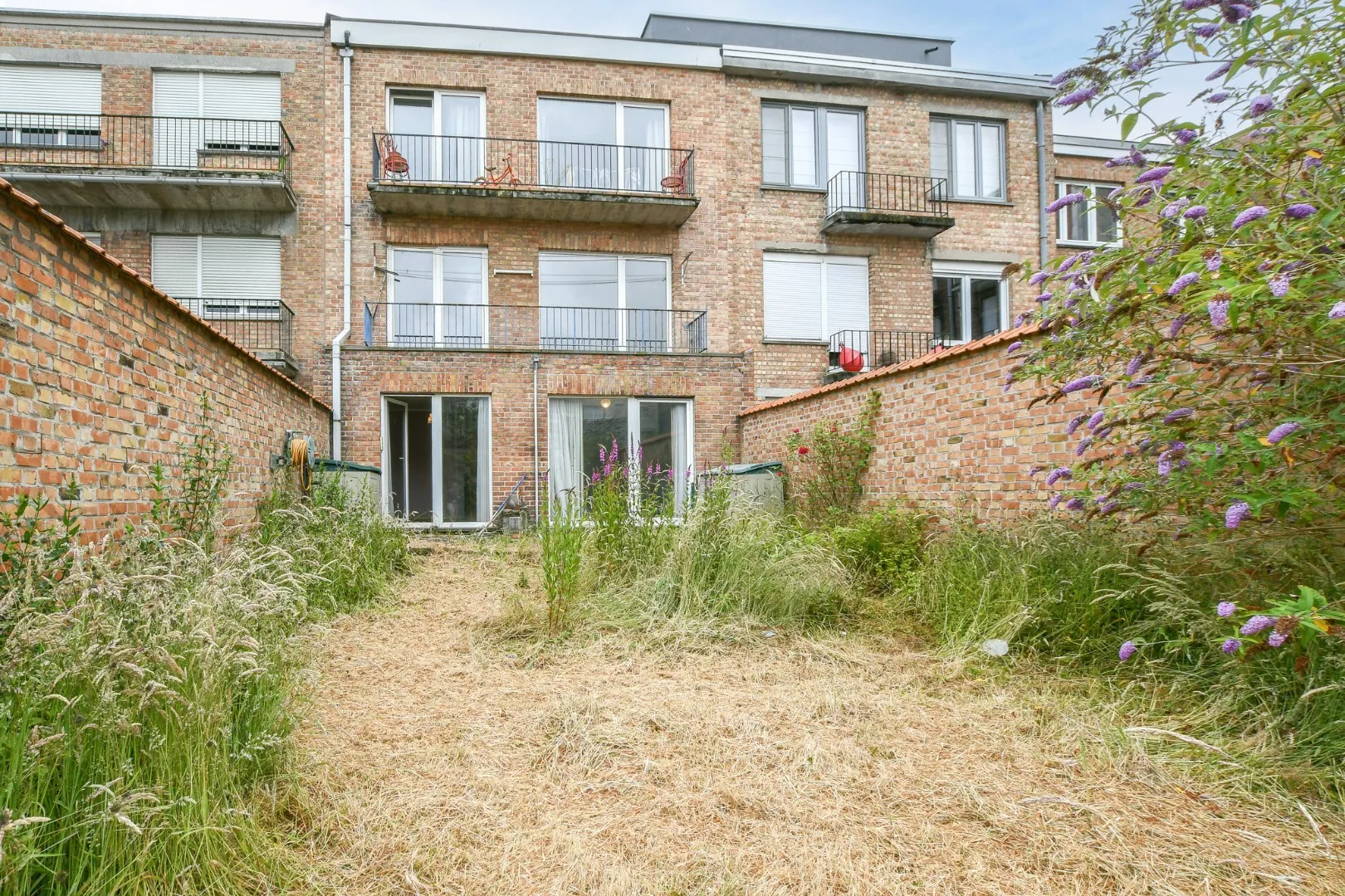 Te renoveren appartement met grote stadstuin in het centrum van Blankenberge!