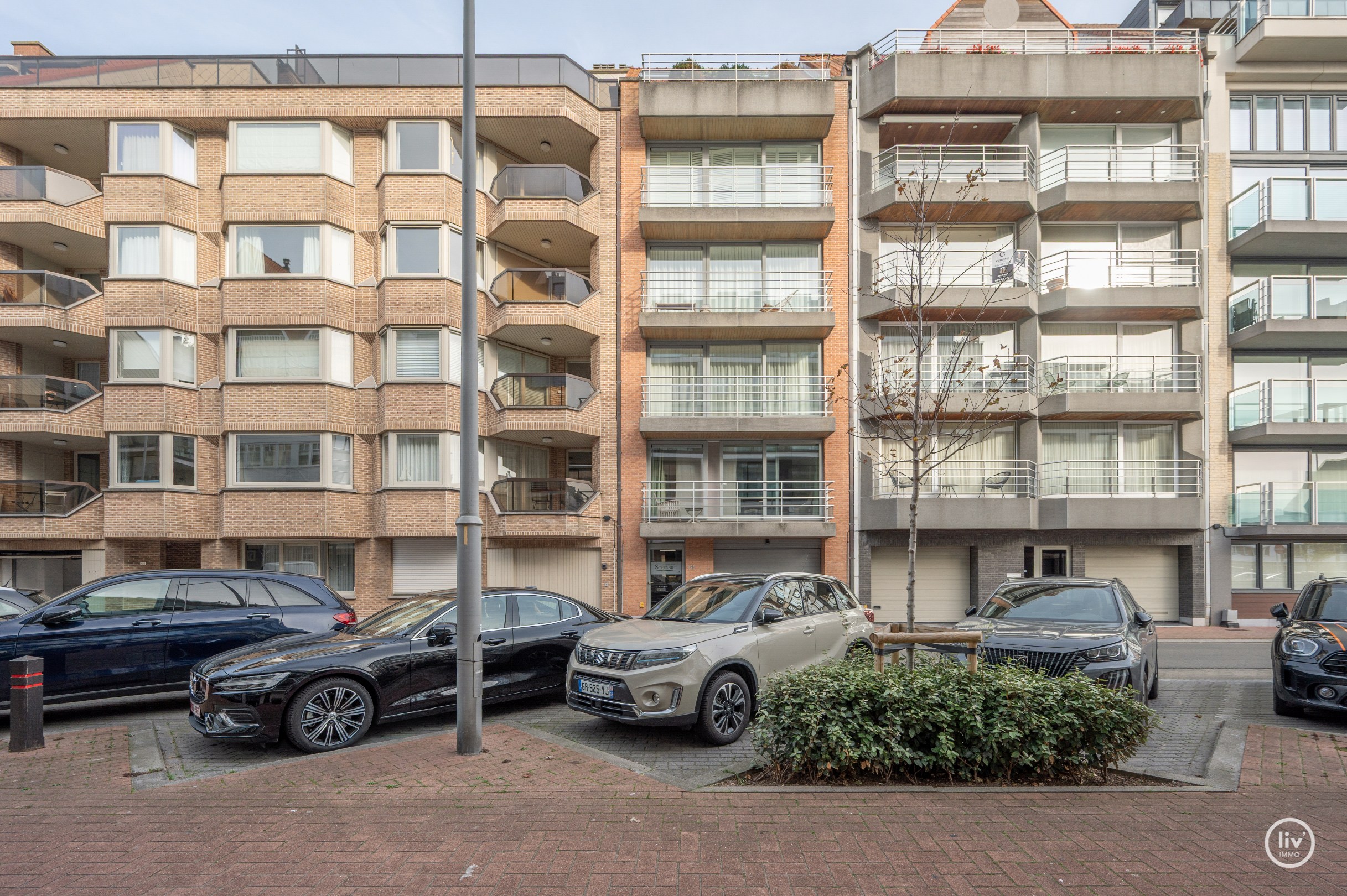 Volledig gerenoveerd 3 slaapkamerappartement langs de zonnekant van de Parmentierlaan gelegen op wandelafstand van de zeedijk. Garage mogelijk in het gebouw. 