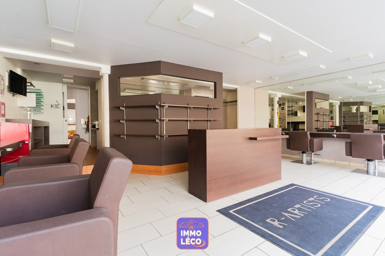 Maison de commerce avec habitation, jardin, poss. grand parking ! 