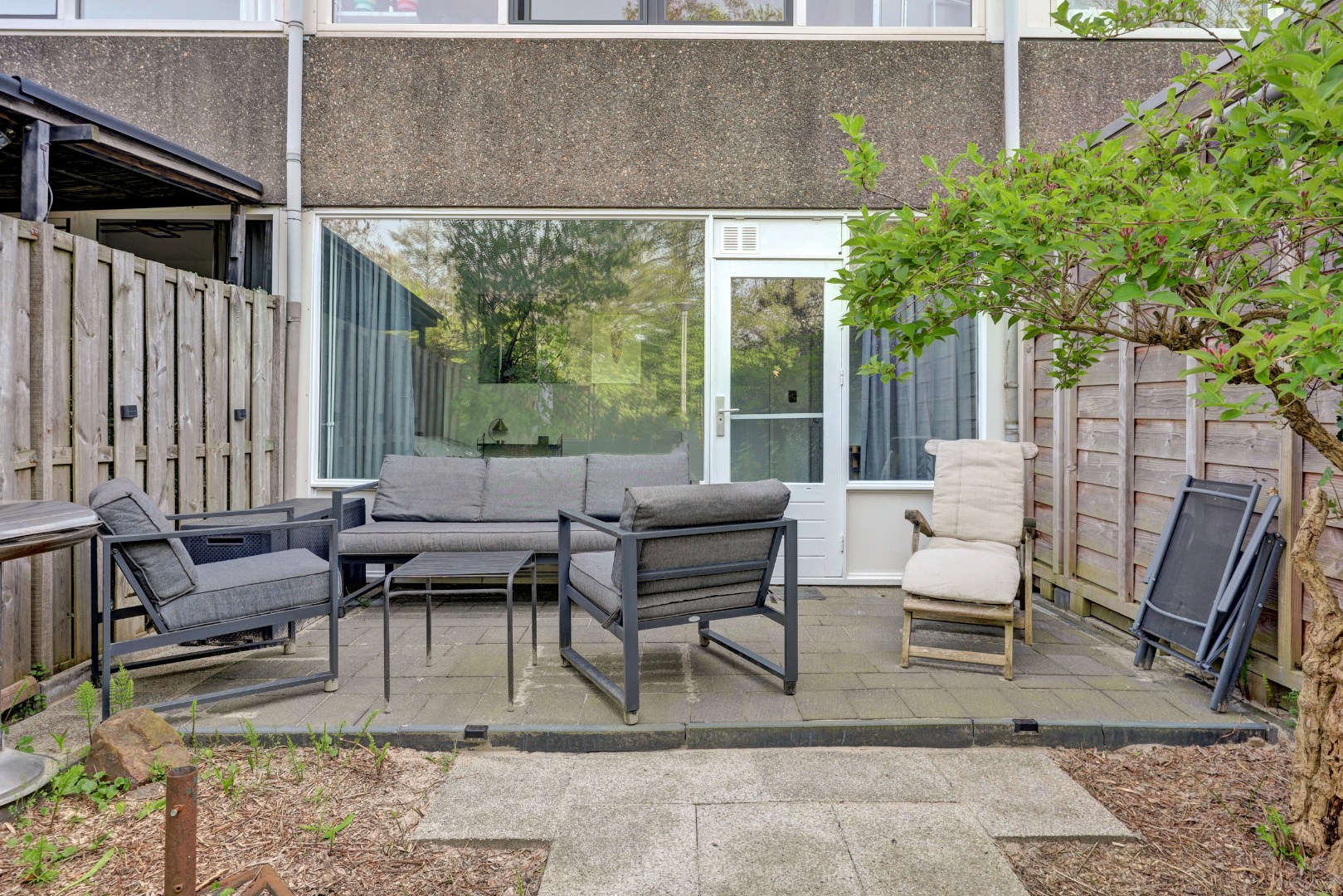 Woon-aanbieding 2 voor de prijs van één! Verrassend ruime 5-kamer woning, zonnige achtertuin, 2 keukens, 2 badkamers, parkeergelegenheid voor de deur.. 