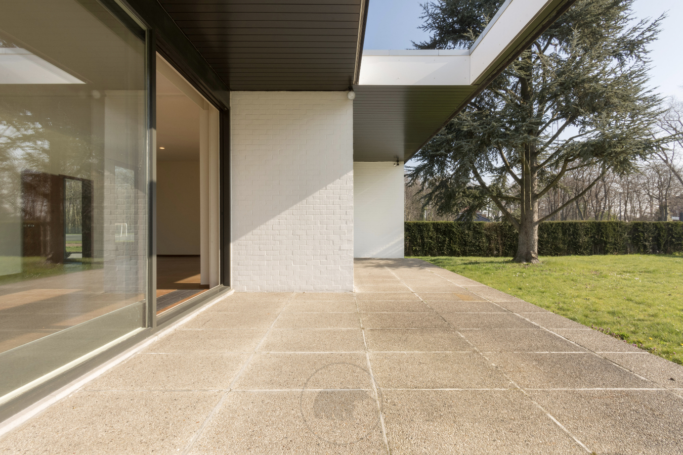 VERKOCHT: Modernistische villa op residentiële ligging te Zwijnaarde 