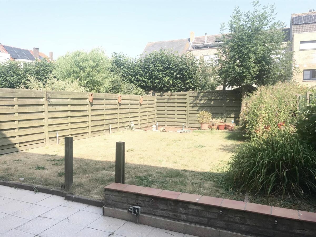 RUIME BEL ETAGE WONING MET TUIN TE BREDENE DORP 