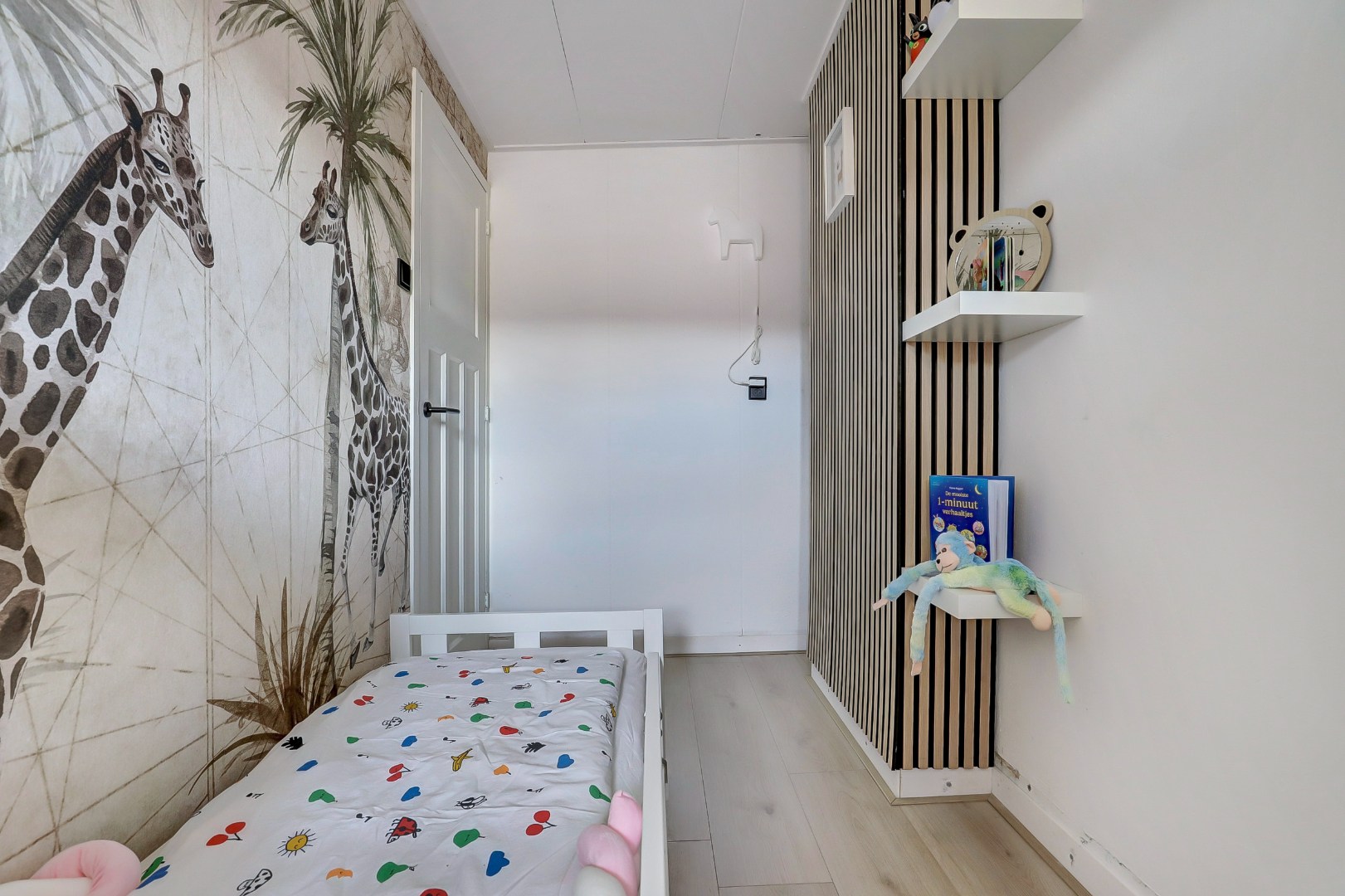 Ruime dubbele bovenwoning met drie slaapkamers, berging en de mogelijkheid tot het realiseren van een extra vierde slaapkamer. 