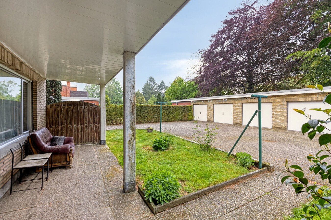 Kleinschalig gebouw met 2 appartementen en bijhorende garageboxen te Brasschaat 