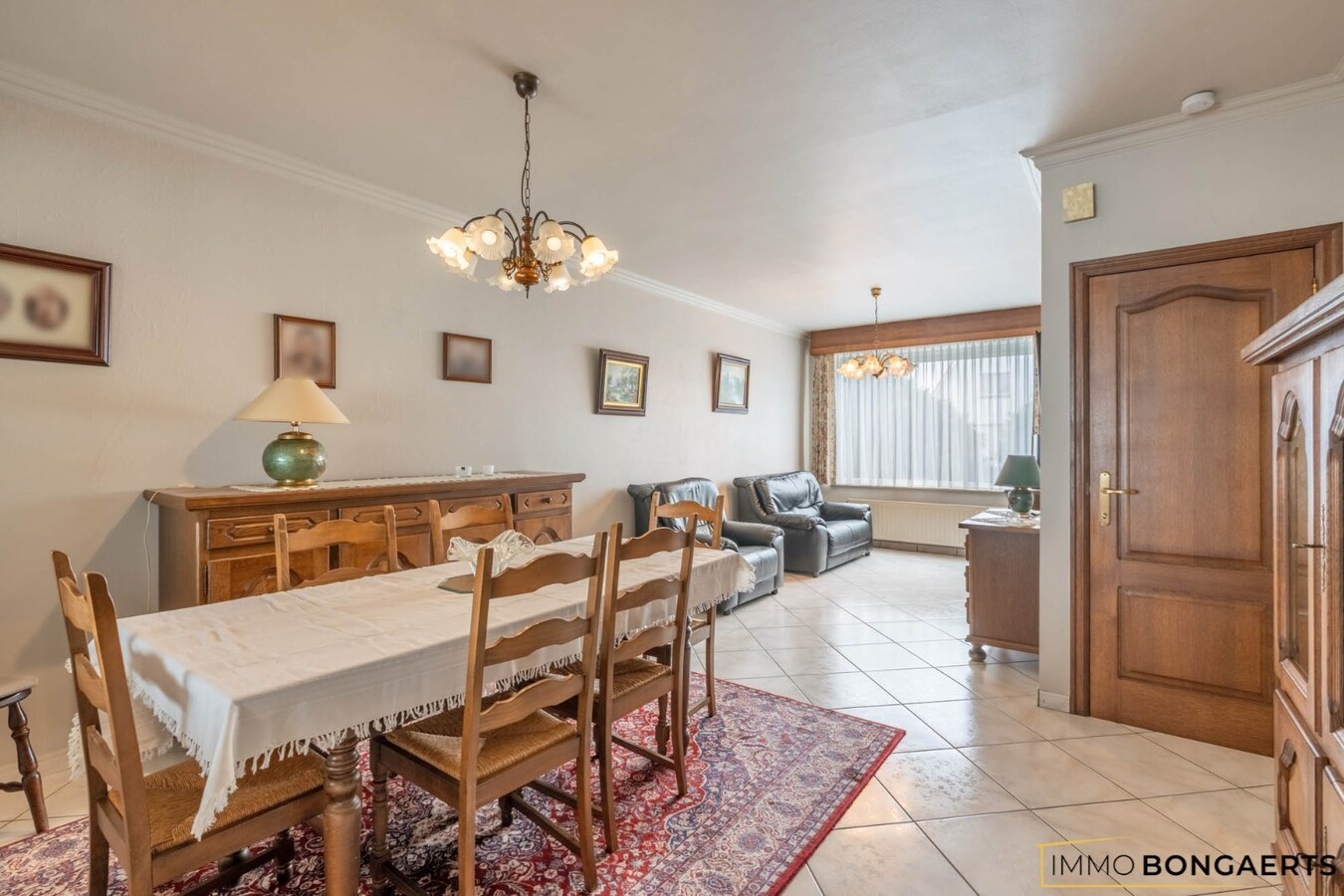 Ruime, instapklare woning (heropbouw 1994) met tuin, garage en drie slaapkamers. 