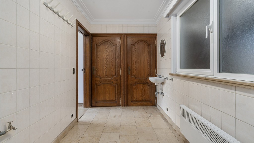 Bedrijfspand met optioneel woonst te huur in Dikkelvenne