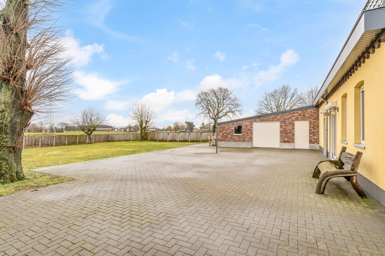 Vrijstaande, zeer verzorgde woning met aangrenzende, uitgeruste stalling/loods op een perceel van 72a14ca 