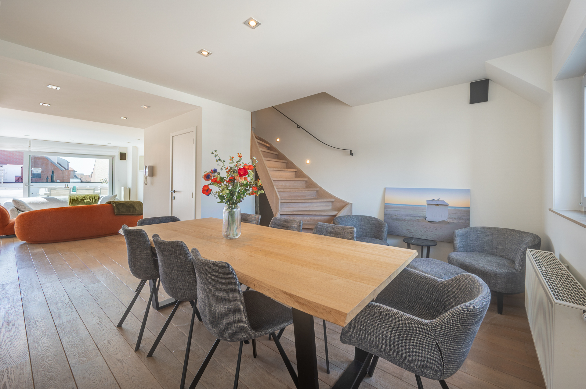 Exclusif duplex penthouse avec 3 chambres et terrasse ensoleillée, situé dans un emplacement de choix près de la place Rubens et de la mer. 