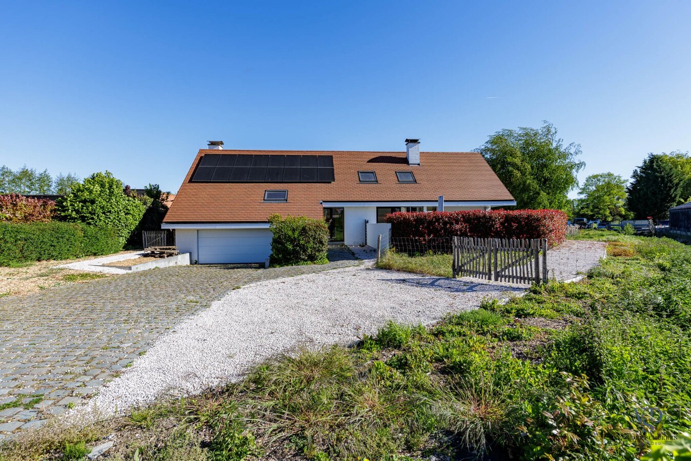 Tijdloze villa met zicht op groen. 