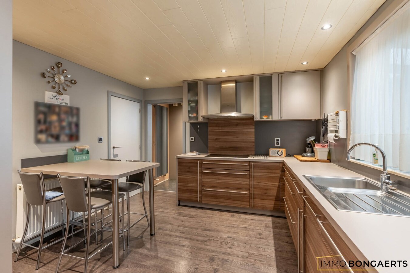 Ruime woning met drie slaapkamers en leefveranda 