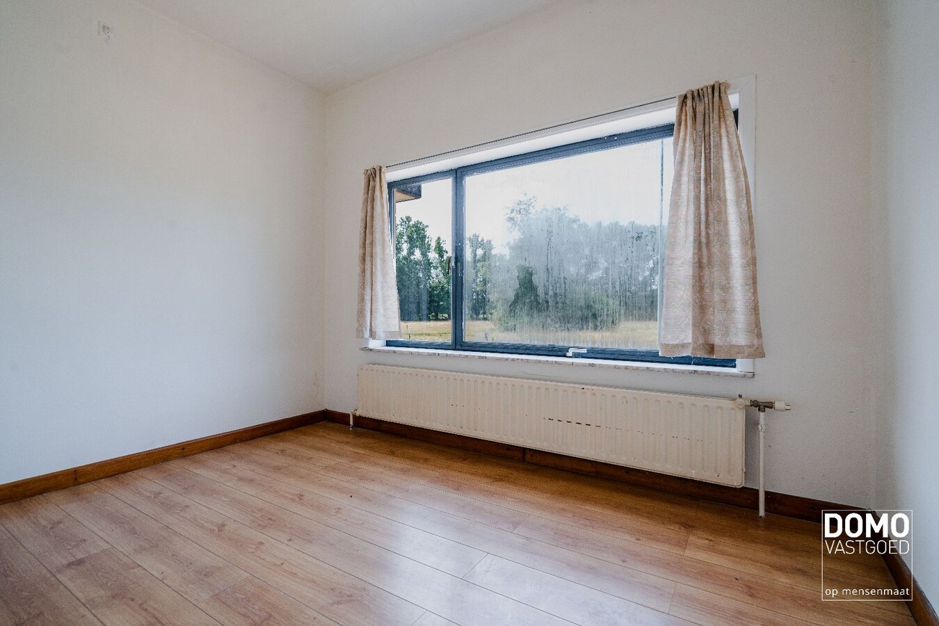 Open bebouwing met verkaveling mogelijkheden. Optioneel naastliggend perceel hooiland van 60a10ca bij aan te kopen. 