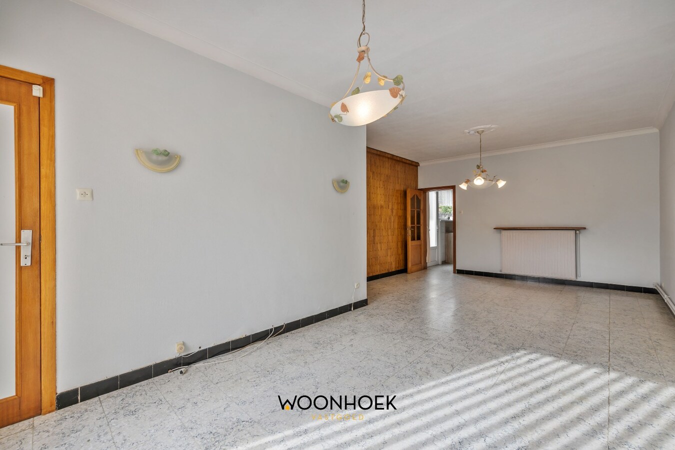 Halfopen bebouwing met 3 slaapkamers &amp; zij-ingang. 