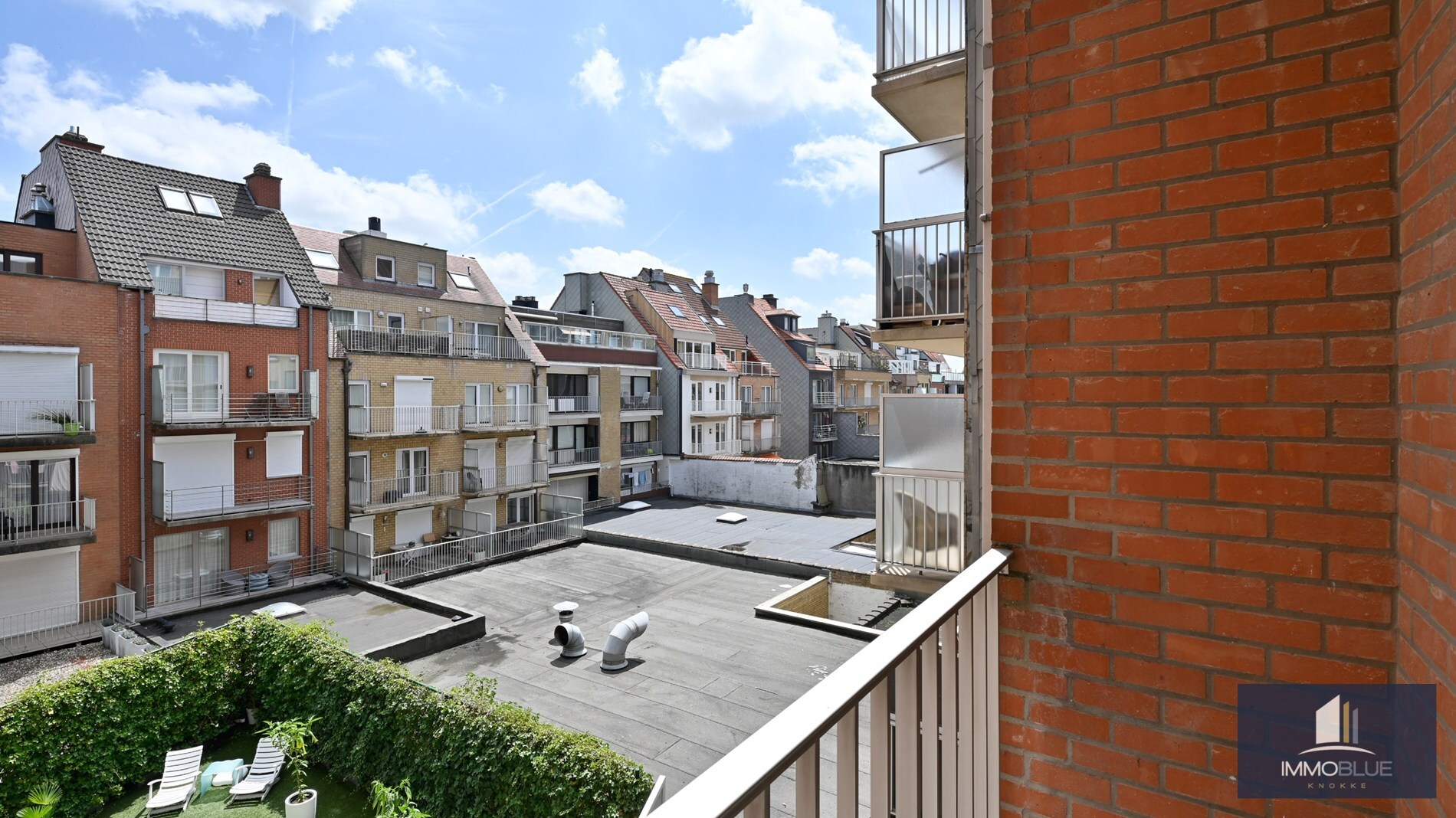 Appartement entièrement rénové avec trois chambres à coucher, situé en plein centre. 