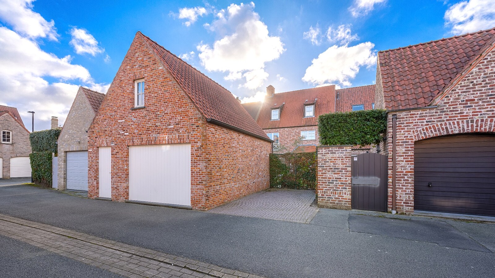 Instapklare en energiezuinige statige woning met tuin in rustige woonwijk te Knokke-Heist 