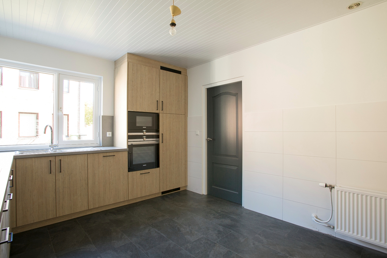 Deze vrijstaande woning met bedrijfsgebouwen staan aan de rand van Reusel tegen het bedrijventerrein. 