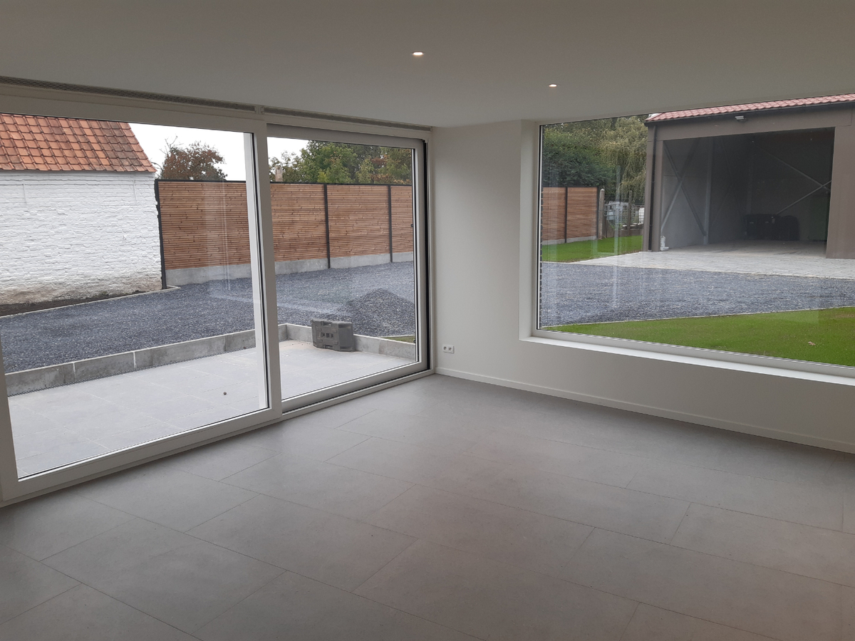 Gerenoveerde woning met weide en loods. 