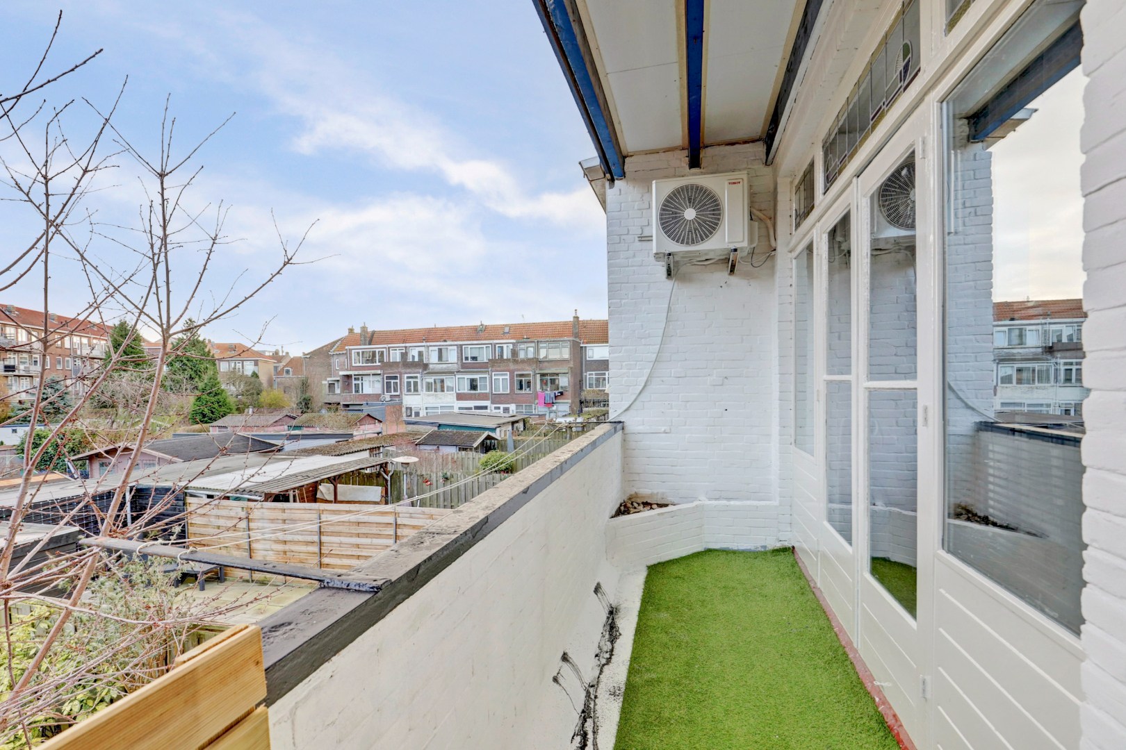 Ruime dubbele bovenwoning met drie slaapkamers, berging en de mogelijkheid tot het realiseren van een extra vierde slaapkamer. 