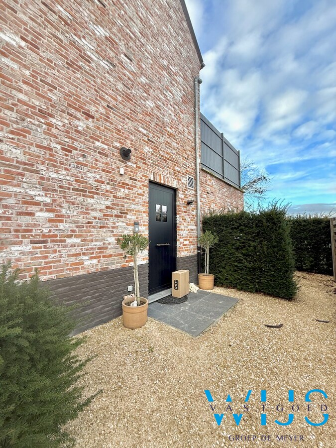 Gelijkvloers appartement met tuin en garage te OOSTEEKLO ! 