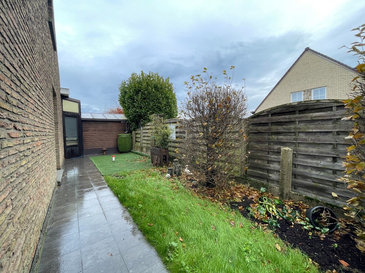 Stevige half-open bebouwing met 3 slaapkamers, tuin en garage te Moorslede 