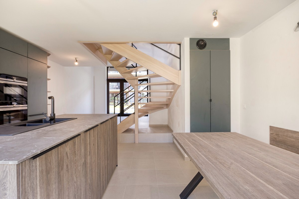 Instapklare woning met zeer goede afwerking, 3 slaapkamers, 3 badkamers, tuin, terras en autostaanplaats in het centrum van Tienen – EPC 27 kWh/m² - bewoonbare opp. 172 m² 