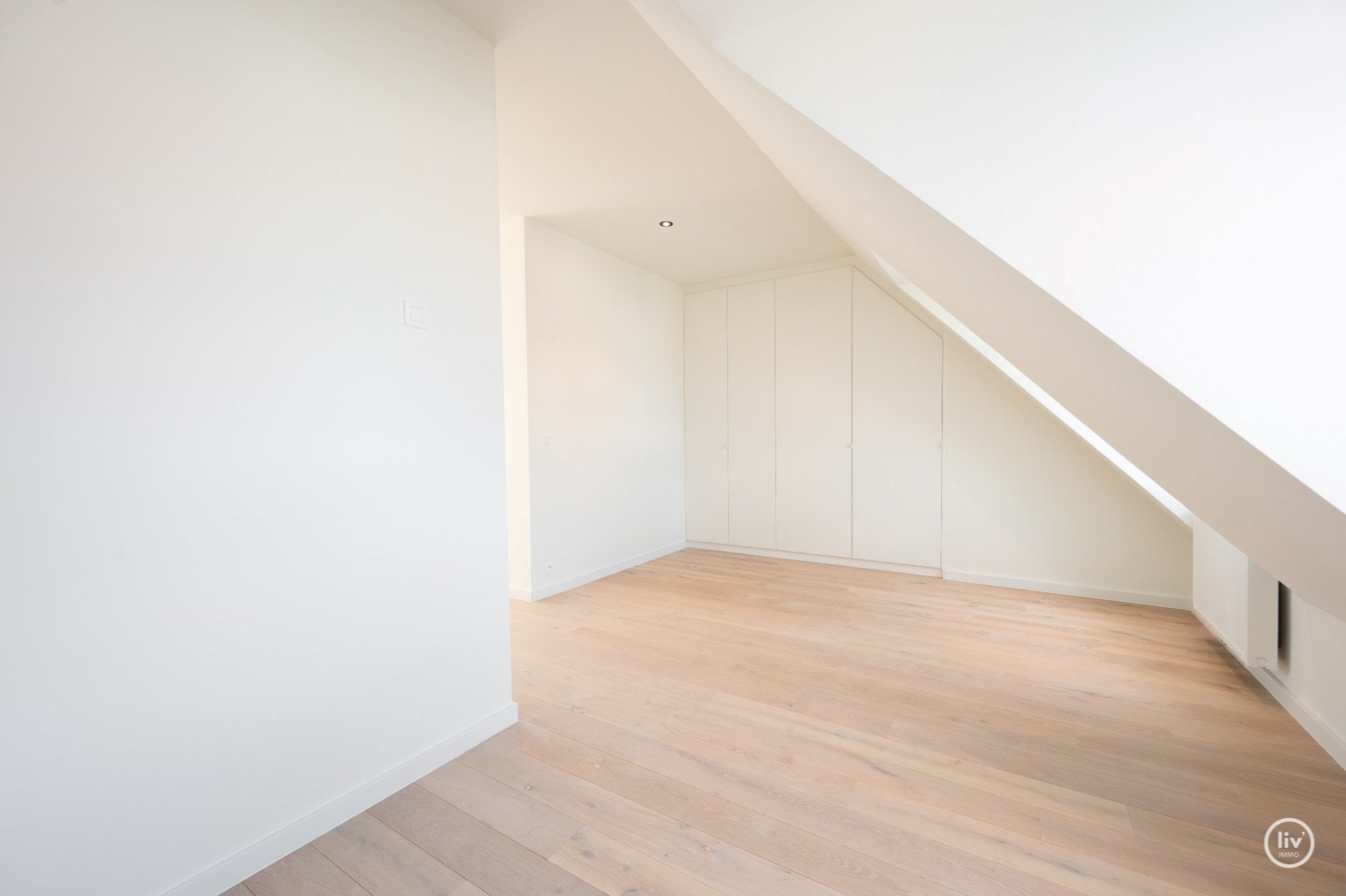 Prachtig, ruime en tevens récente triplex (199 m2) in een zijstraat van de lippenslaan vlakbij de zeedijk te Knokke. 