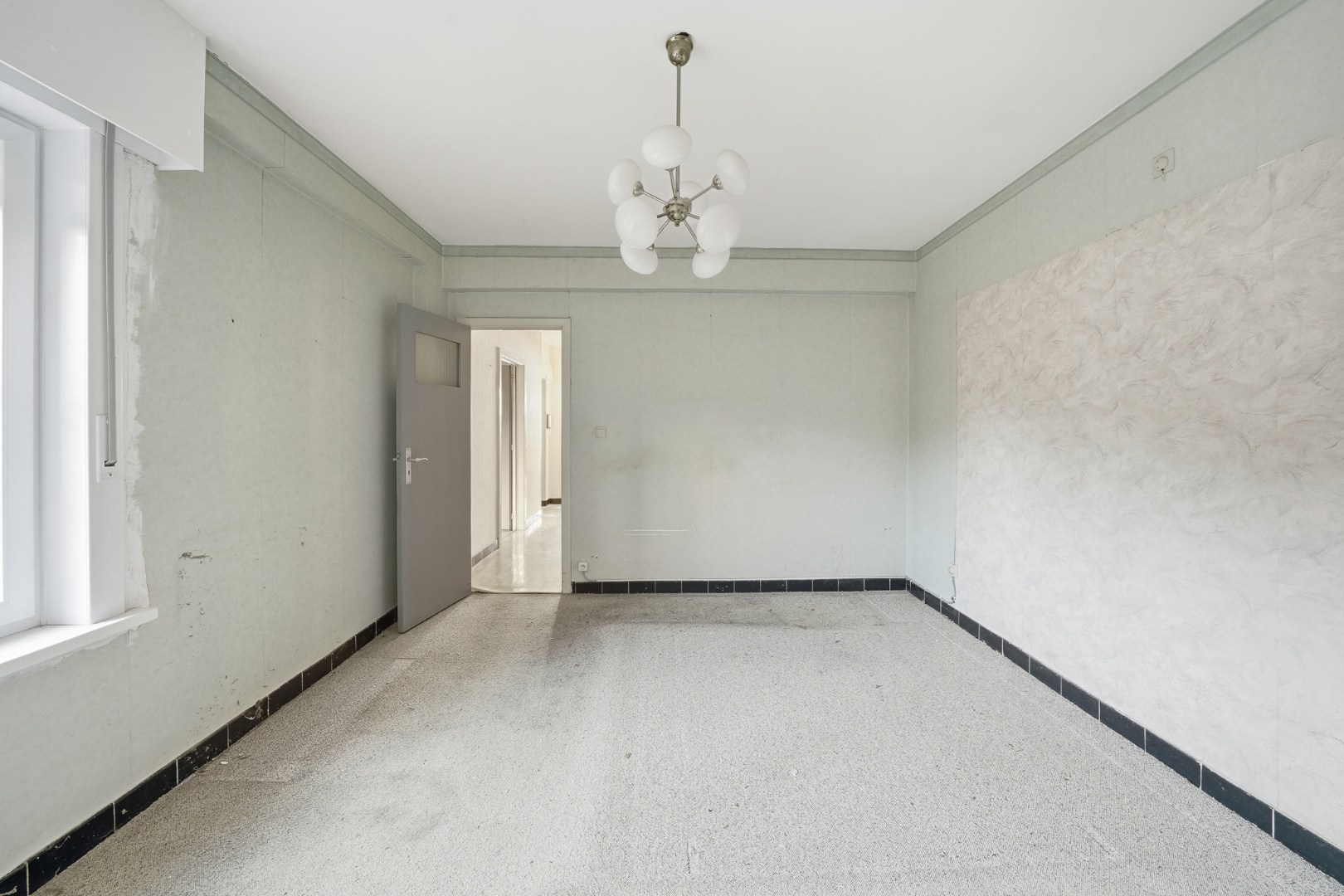 Te renoveren gelijkvloers appartement met 2 slaapkamers in Oostende 