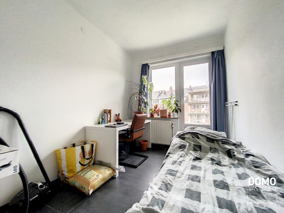 RUIM APPARTEMENT MET 4 SLAAPKAMERS EN GARAGEBOX TE RUNKST 