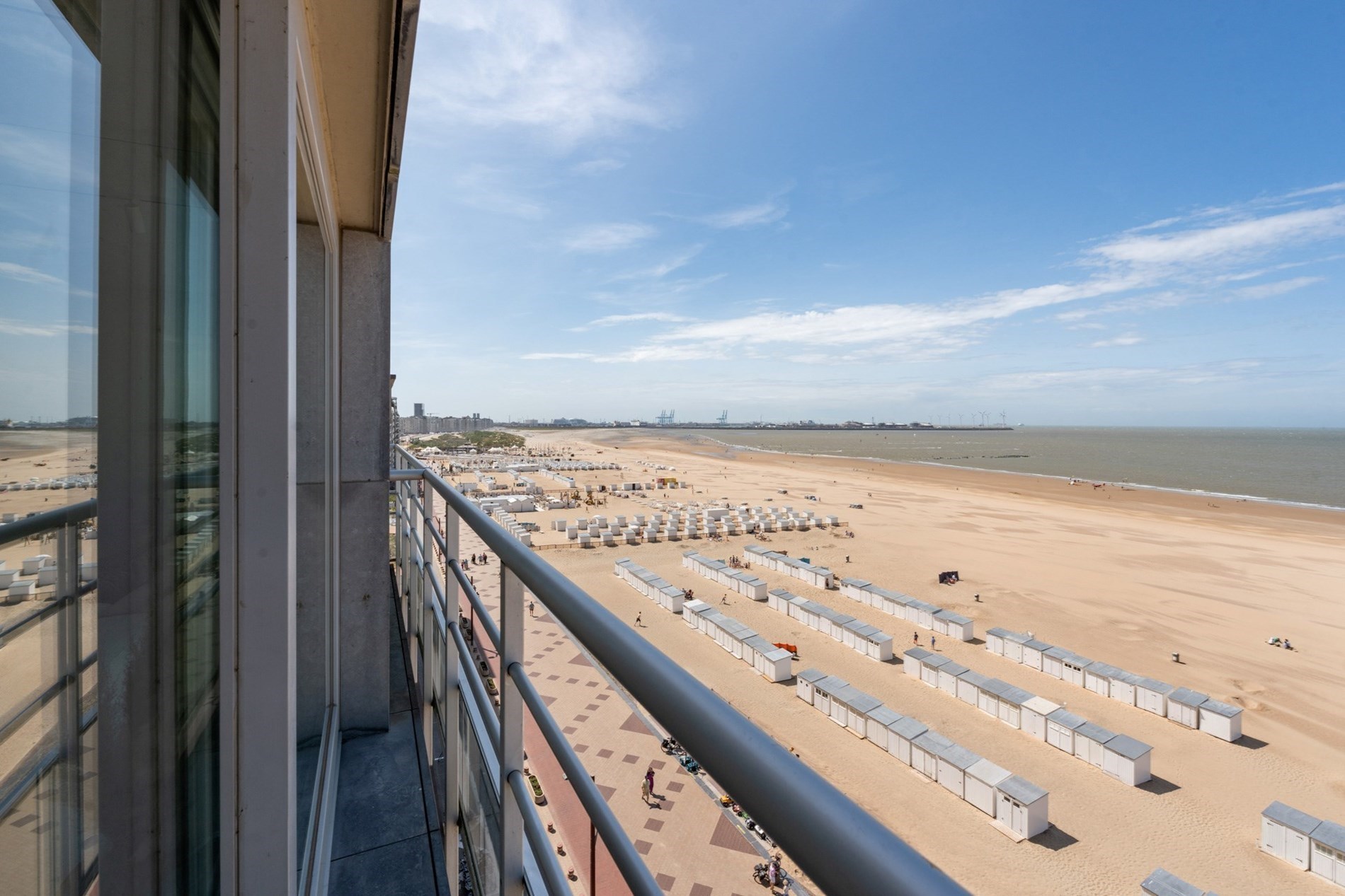 Integraal gerenoveerd appartement genietend van een panoramisch uitzicht op de zeedijk te Duinbergen! (mog tot aankoop van een garage) 