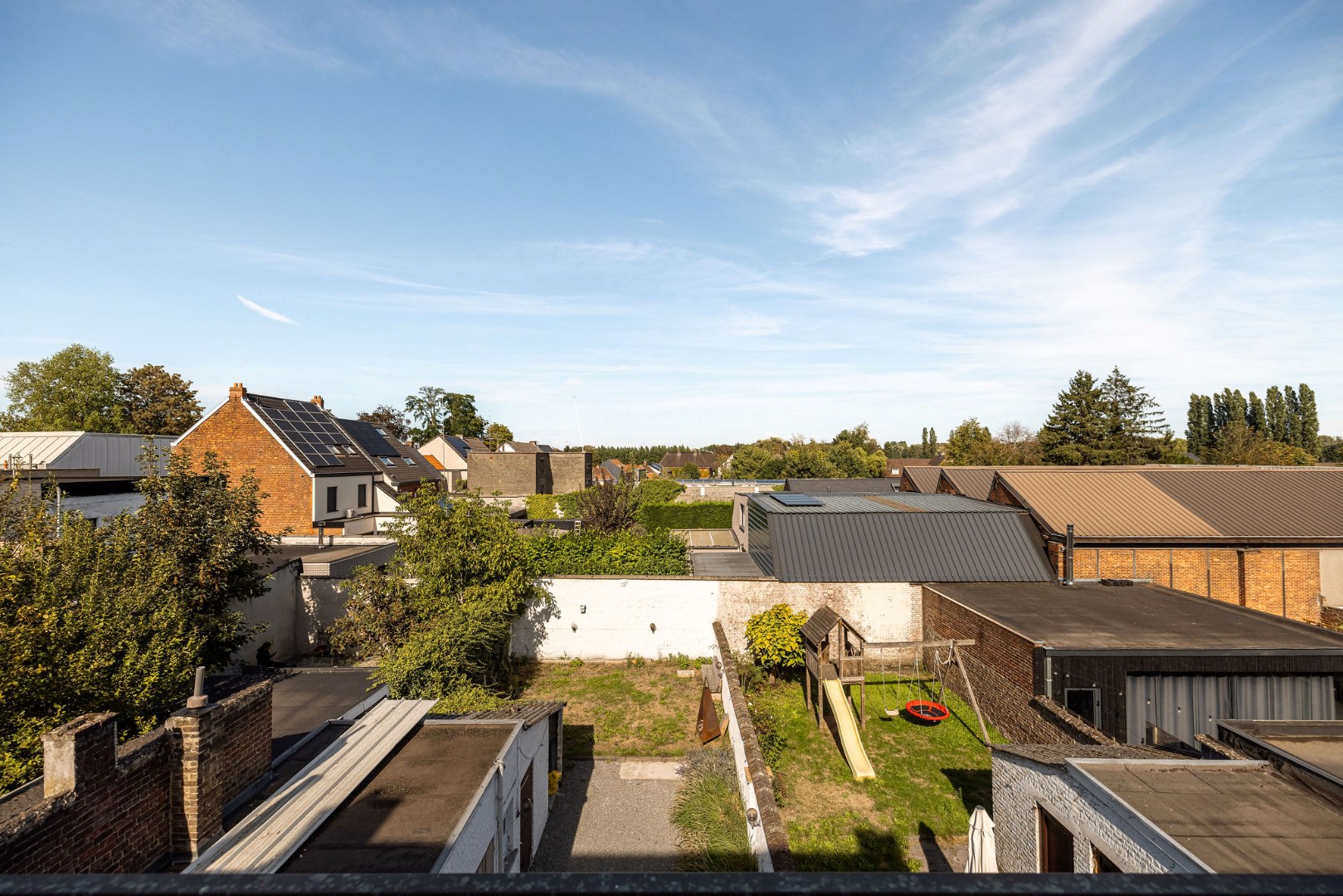 Renovatiepand met 6 slaapkamers, garage en grote zonnige tuin 