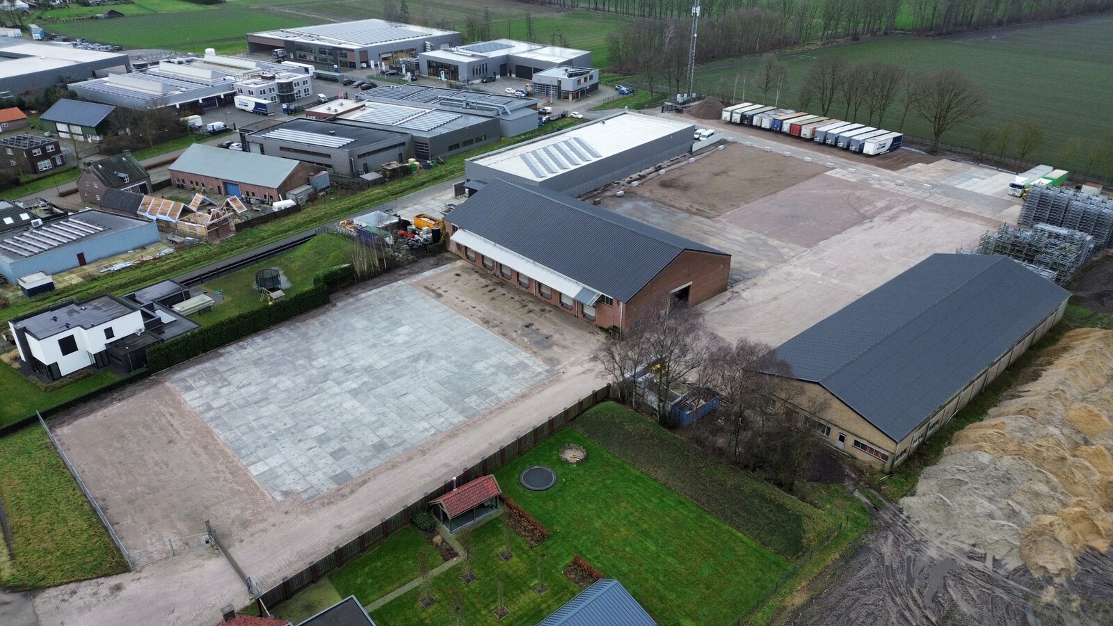 Te huur: “Opslag/overslaghal met buiten terrein”  aan de Rijt 31 te Luyksgestel, voorheen van KLG met buitenterrein. 