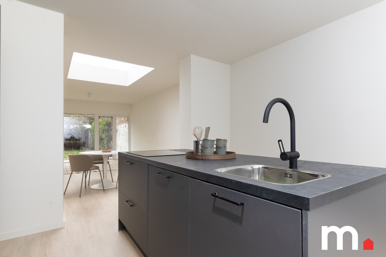 TOPPER op UNIEKE LIGGING in een van de mooiste lanen van Kortrijk EPC B ! MET UITWEG ! 