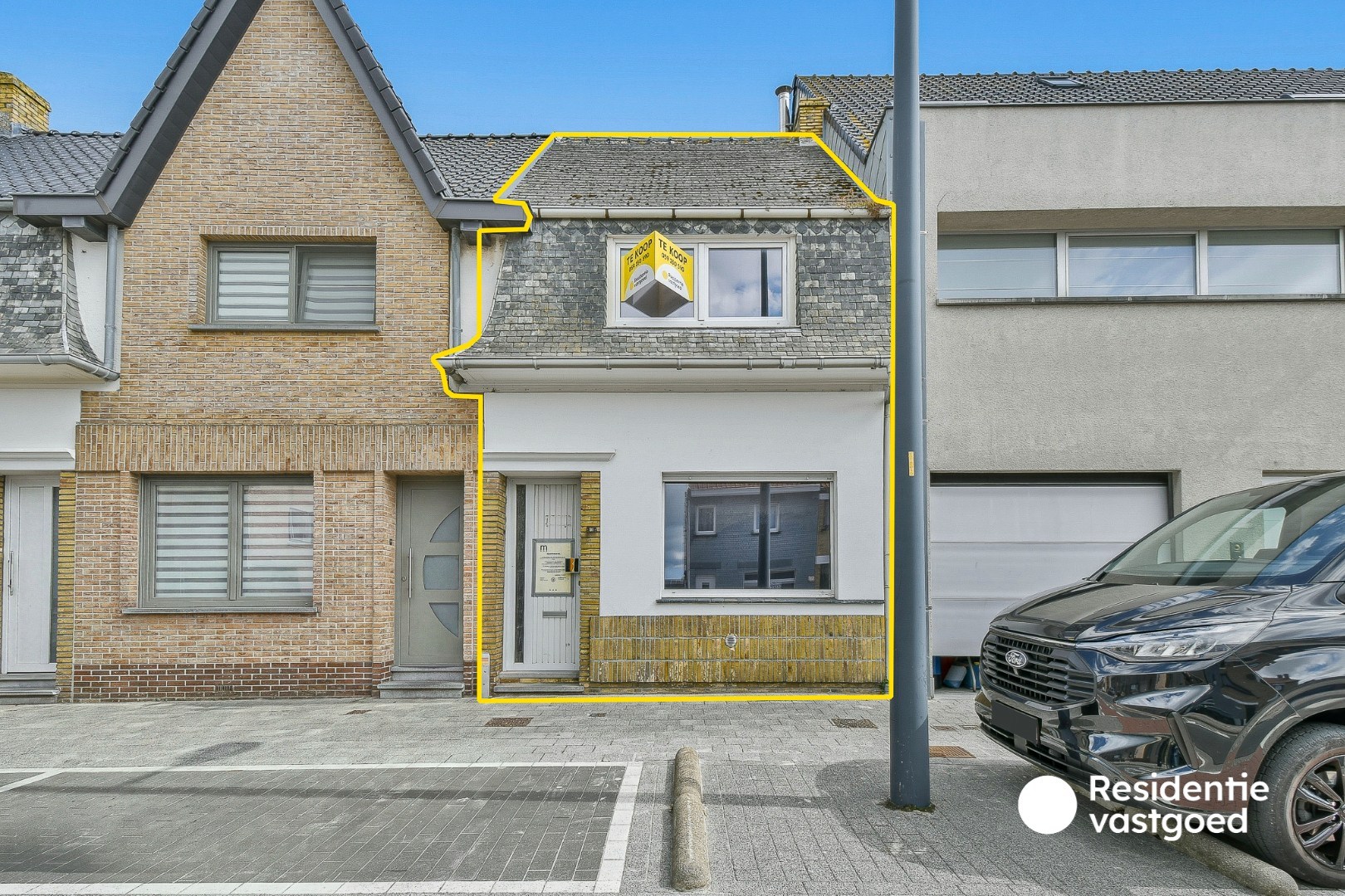 Te renoveren rijwoning met twee slaapkamers en tuin 