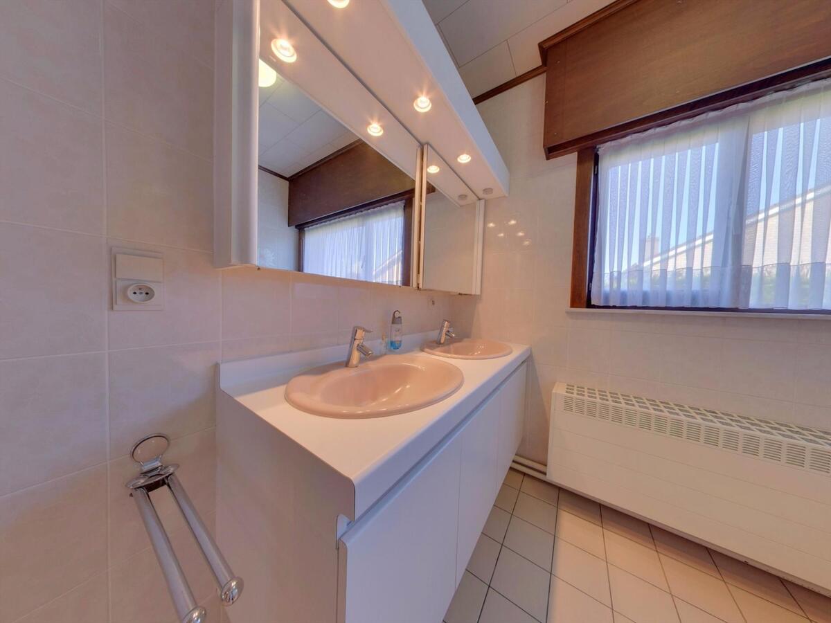 Uitstekend gelegen villa in bungalowstijl 