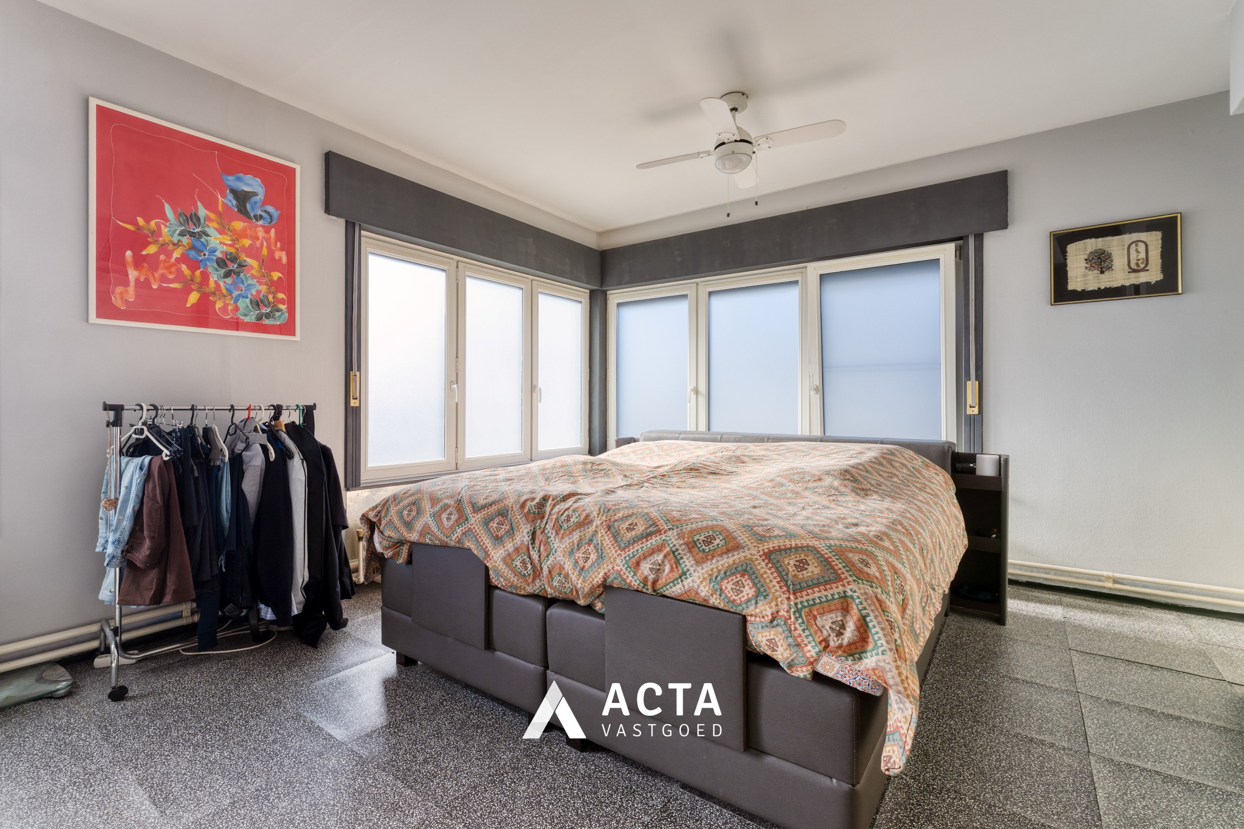 Halfopen bebouwing met vier slaapkamers en dubbele garage in Mariakerke 