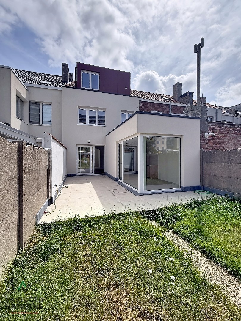 VOLLEDIG GERENOVEERDE 5 SLPK WONING – 2 BADKAMERS – ZONNIGE ZW-TUIN 