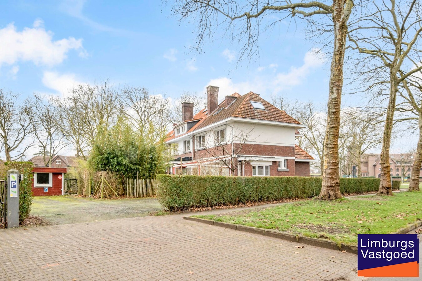 Woonhuis met verschillende praktijkruimtes te Waterschei, op een perceel van 6a80ca 