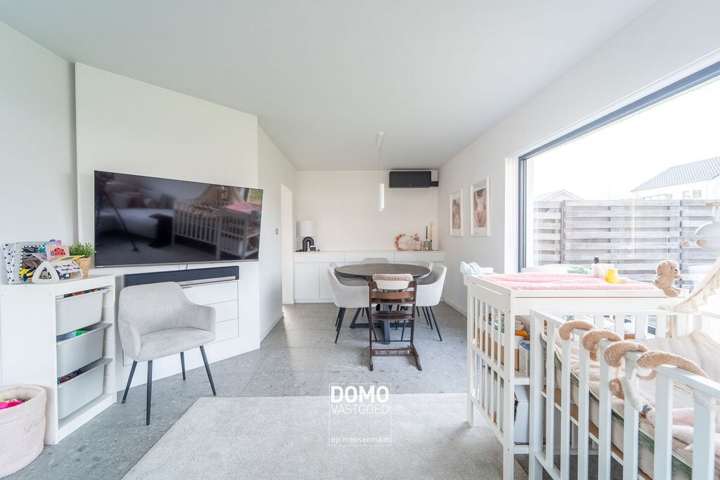 VOLLEDIG GERENOVEERDE OPEN BEBOUWING MET 4 SLAAPKAMERS EN GARAGE 